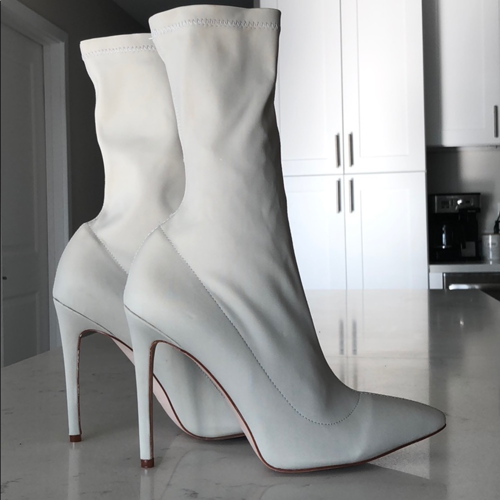 Stretchy booties in light grey/ light beige